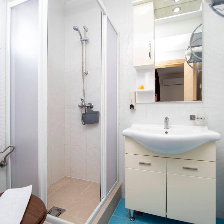 Apartments Vila Anastasia - Double Room with Balcony - 5