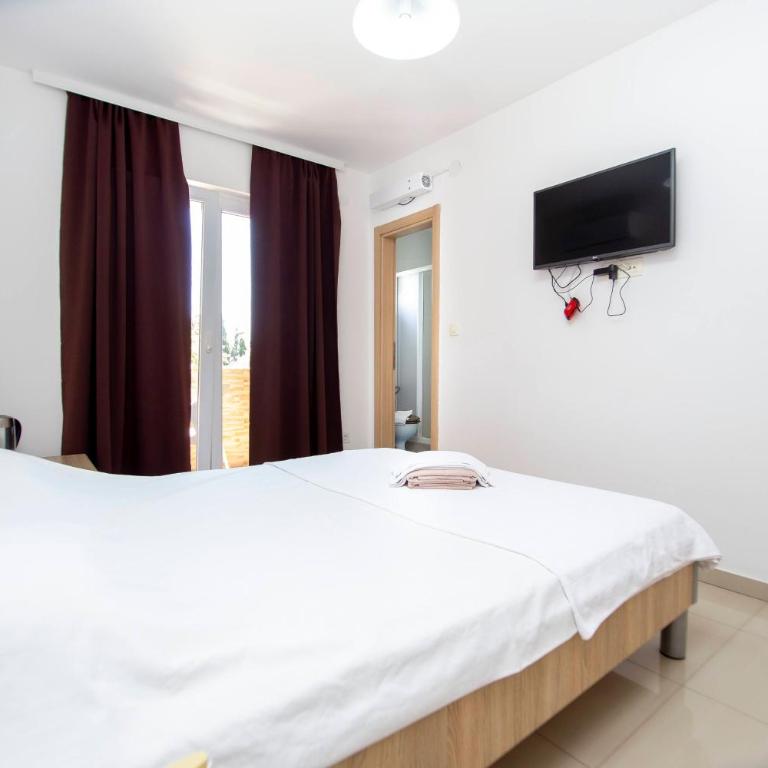 Apartments Vila Anastasia - Double Room with Balcony - 8