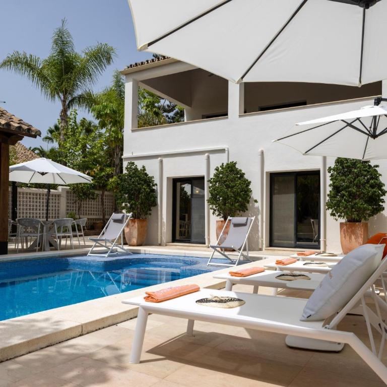 Vacation Marbella I Villa La Cabane, Luxury Villa, Designer Interior, Heated Pool, American BBQ, 5min Walk to the Finest Beaches - Villa - 13