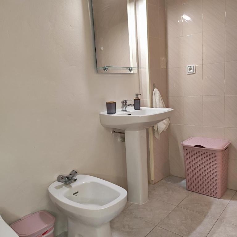 Cozy retreat with Green Terrace and Balcony Access - Apartamento de 2 dormitorios - 20
