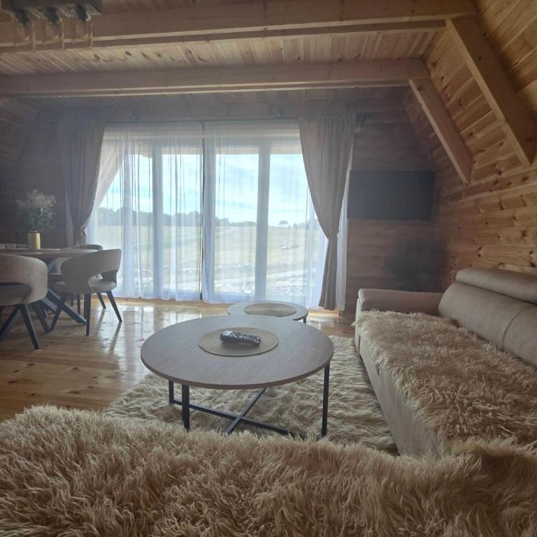 Apartments CENTER OF THE WORLD - Two-Bedroom House - 4