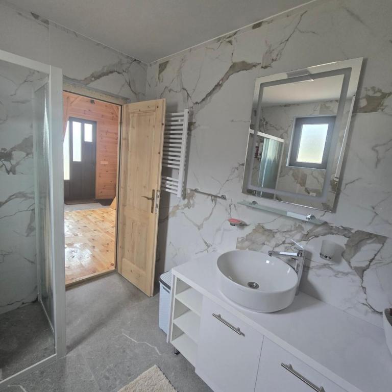 Apartments CENTER OF THE WORLD - Two-Bedroom House - 2