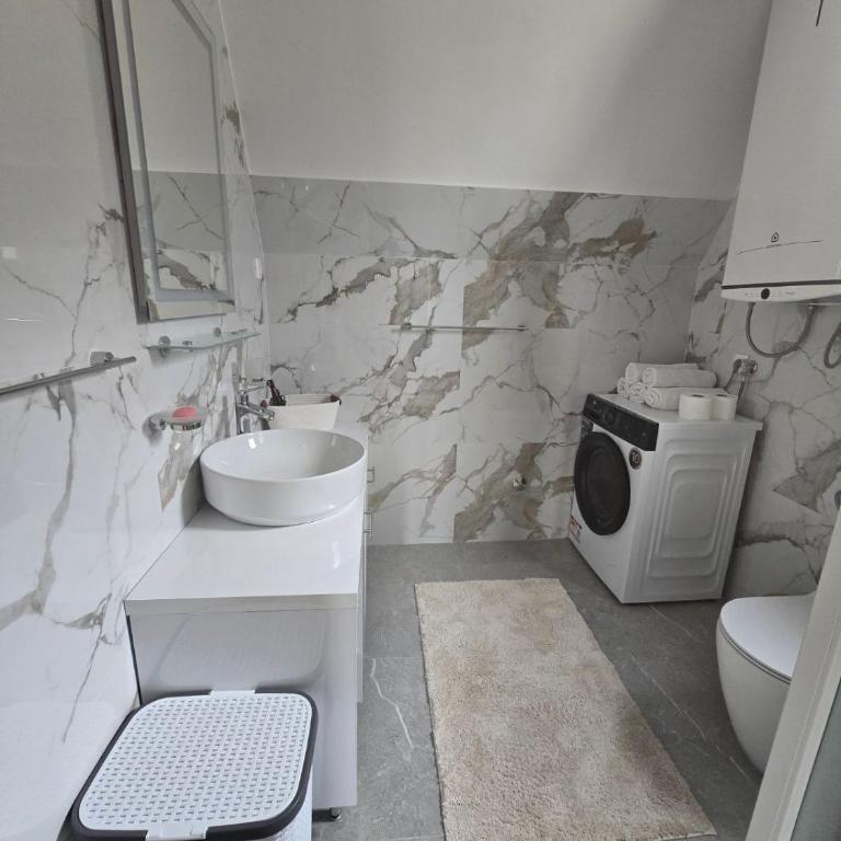 Apartments CENTER OF THE WORLD - Two-Bedroom House - 3