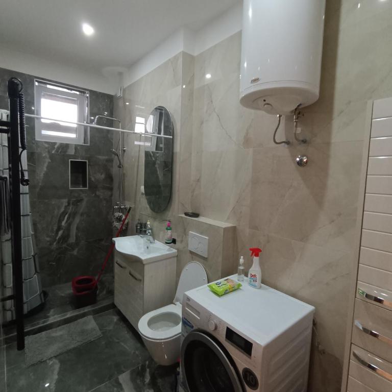 Fountain View Slavija Apartment - Apartman sa 2 Spavaće Sobe i Terasom - 5