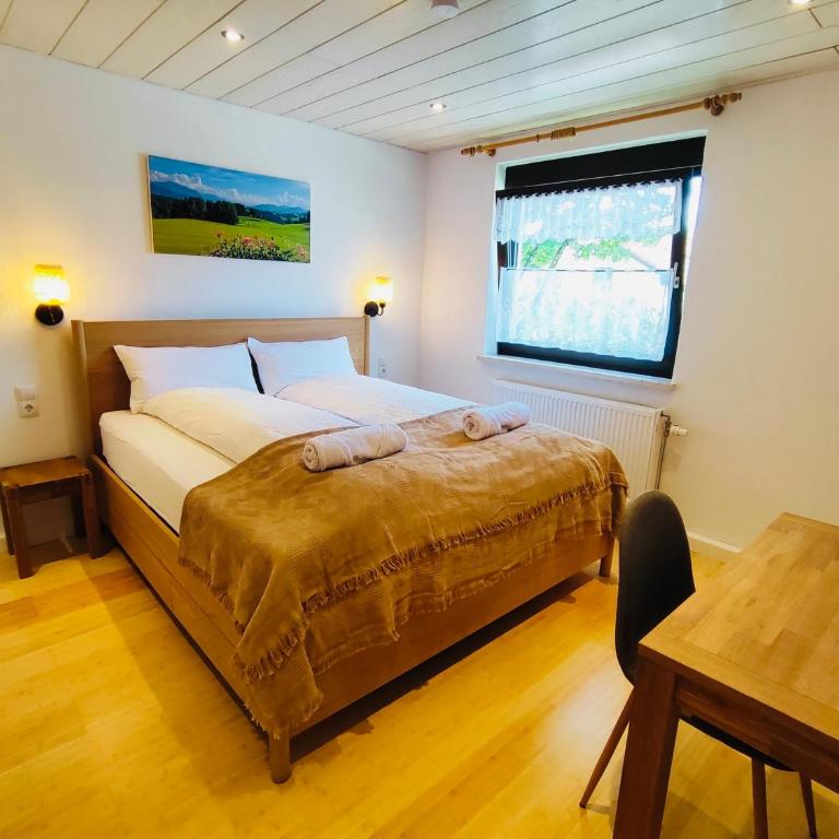 Allpartment Allgäu - Ferienwohnung mit 3 Schlafzimmern & Balkon - Apartamento de 3 dormitorios con balcón - 3