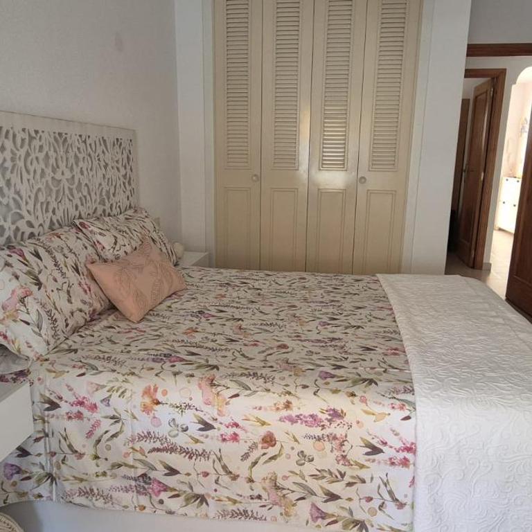 Sonia's Apartment Arenales - Two-Bedroom Apartment with Balcony and Sea View - 5