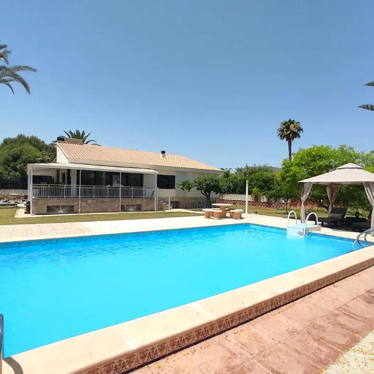 Chalé entero con Piscina, 700 m Playa Muchavista - Playa San Juan - Villa - 1