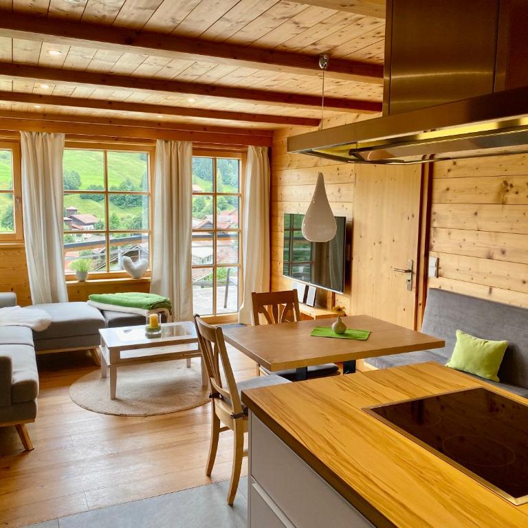 MEB Appartement, luxuriöses Appartement, im Chalet-Stil nur für Zwei, mit privater Sauna im Oberallgäu - Apartment mit Blick auf die Berge - 1