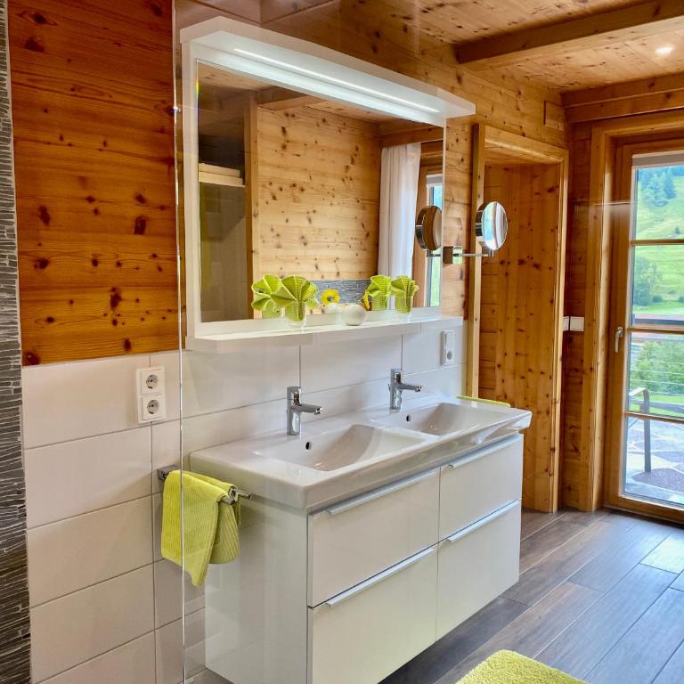 MEB Appartement, luxuriöses Appartement, im Chalet-Stil nur für Zwei, mit privater Sauna im Oberallgäu - Apartment mit Blick auf die Berge - 9