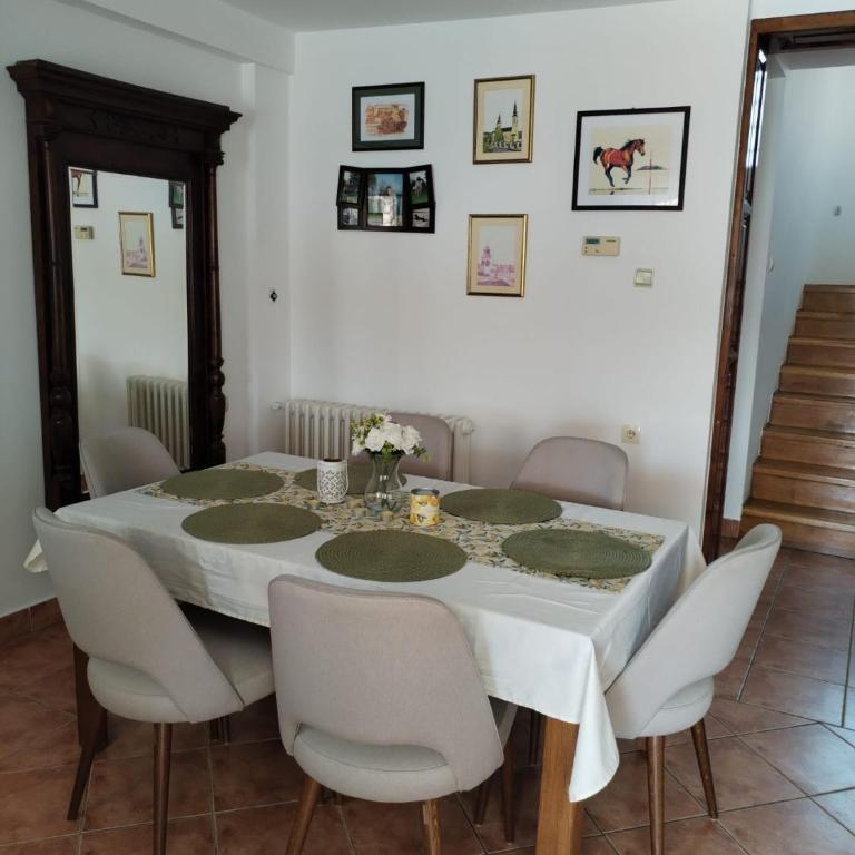 Stunning Danube Villa - Four-Bedroom House - 8