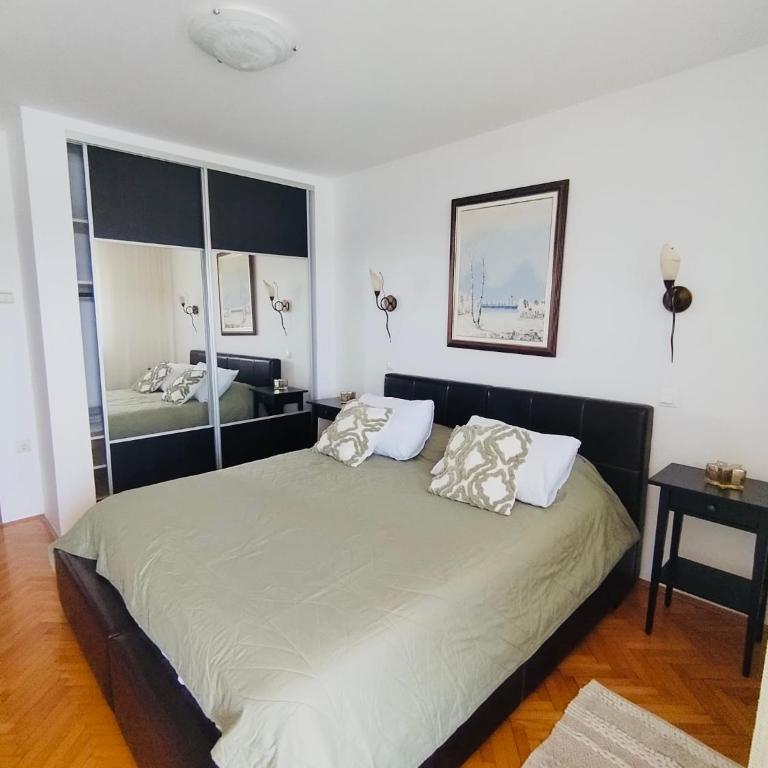 Stunning Danube Villa - Four-Bedroom House - 11