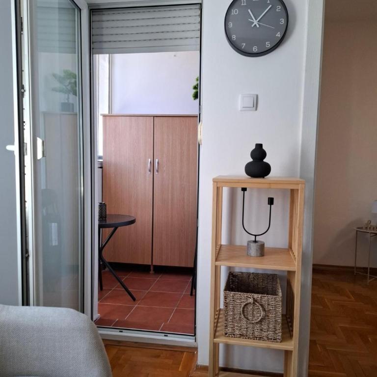 NS Urban Stay-Studio with Balcony and Free Parking - Apartman sa 1 Spavaćom Sobom - 11
