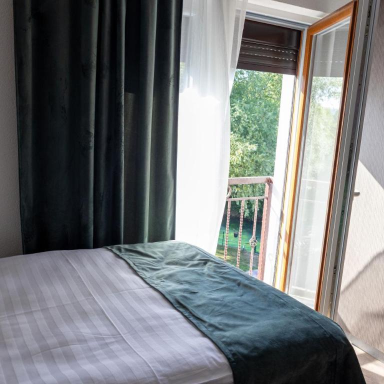Apartments and Rooms Villa Majestic - Two-Bedroom Apartment with River View - 12