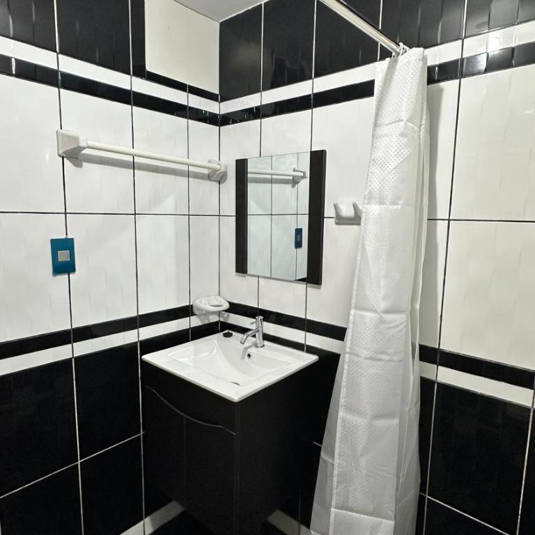 Habitación privada a 20 min del Aeropuerto de LIMA - Double Room with Private Bathroom - 6