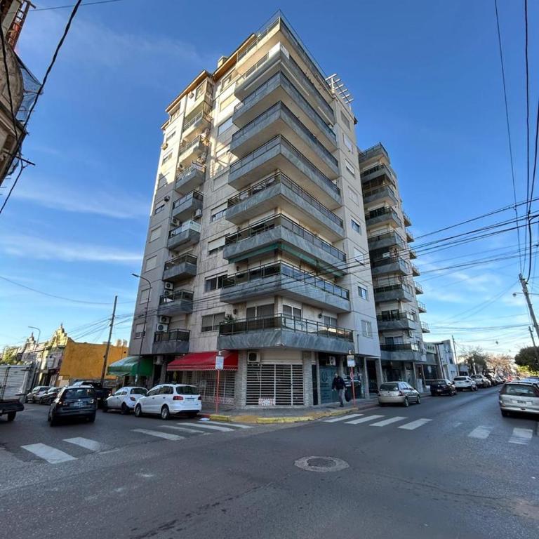 Departamento céntrico con balcón - Apartamento de 2 dormitorios - 1