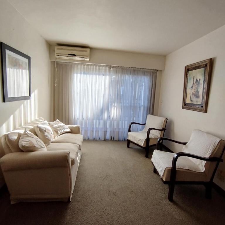 Departamento céntrico con balcón - Apartamento de 2 dormitorios - 8