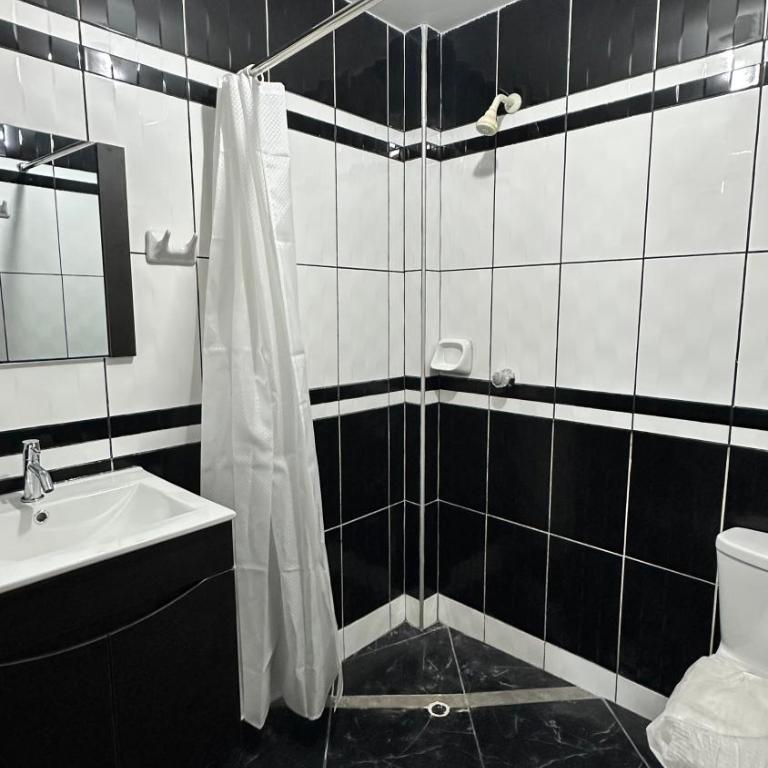 Habitación privada a 20 min del Aeropuerto de LIMA - Double Room with Private Bathroom - 9