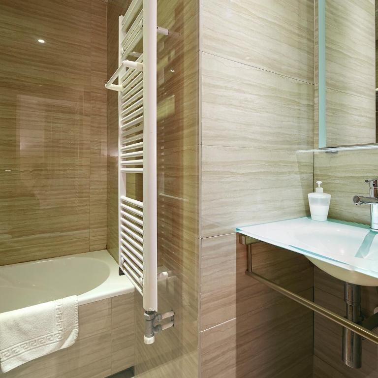 Hostal House - Double Room with Private Bathroom and Balcony - 1