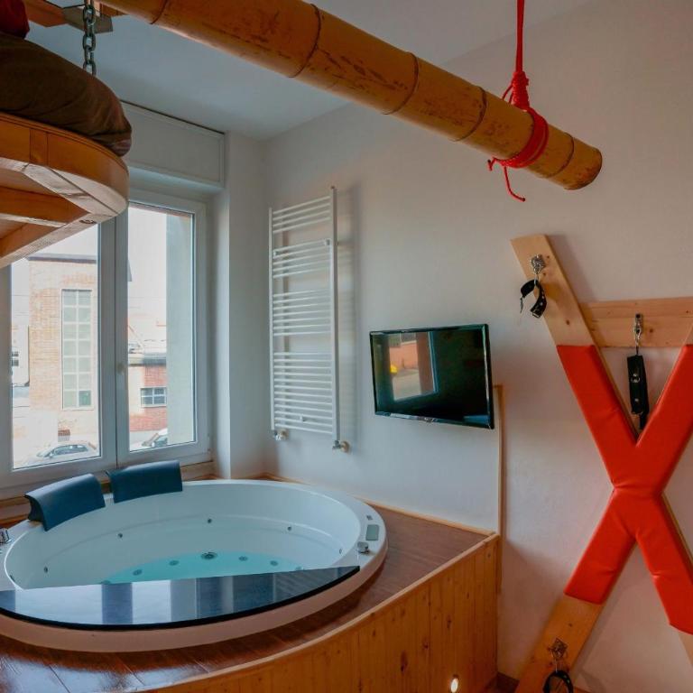 4Roomz - Camera Deluxe Matrimoniale con Vasca Idromassaggio - 3