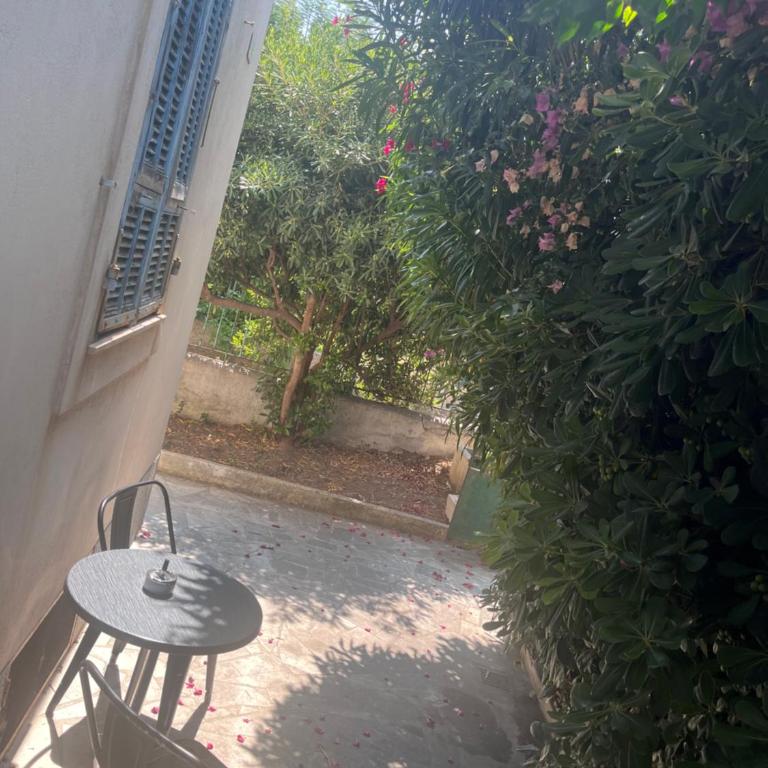 Haut de maison niçoise - Calme, Charme et Vu Dégagée sur les Collines - Appartement 2 Chambres - 3