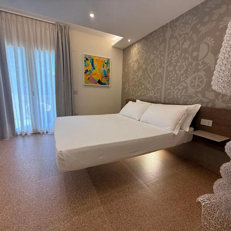 MIRARI Design Rooms - Camera Queen con Balcone - 10
