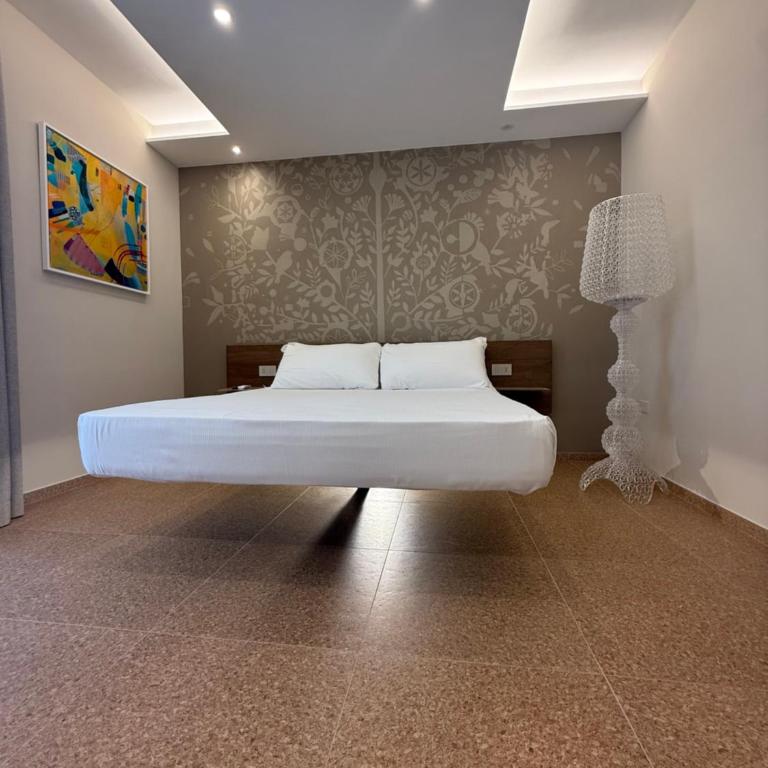 MIRARI Design Rooms - Camera Queen con Balcone - 9