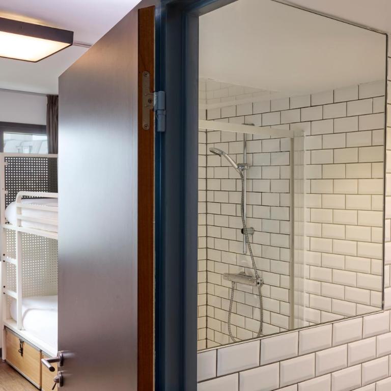 Generator Paris - Chambre 6 Lits et Salle de Bains Privative - 3