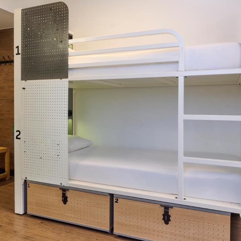 Generator Paris - Chambre 6 Lits et Salle de Bains Privative - 1