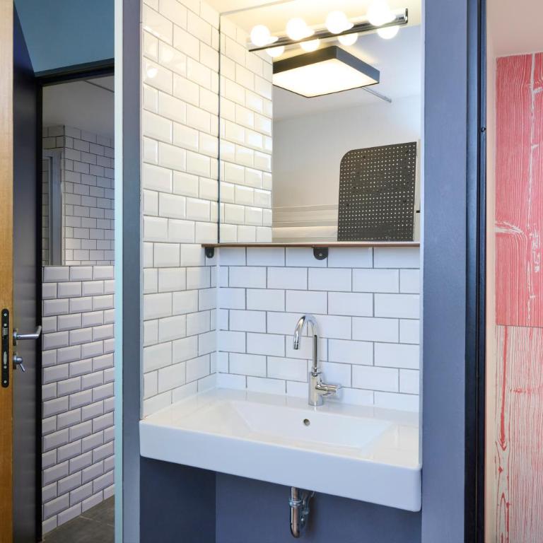 Generator Paris - Chambre 6 Lits et Salle de Bains Privative - 2