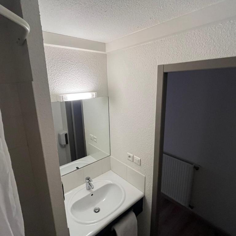 Brit Hotel Essentiel Millau - Chambre Double Standard - 2