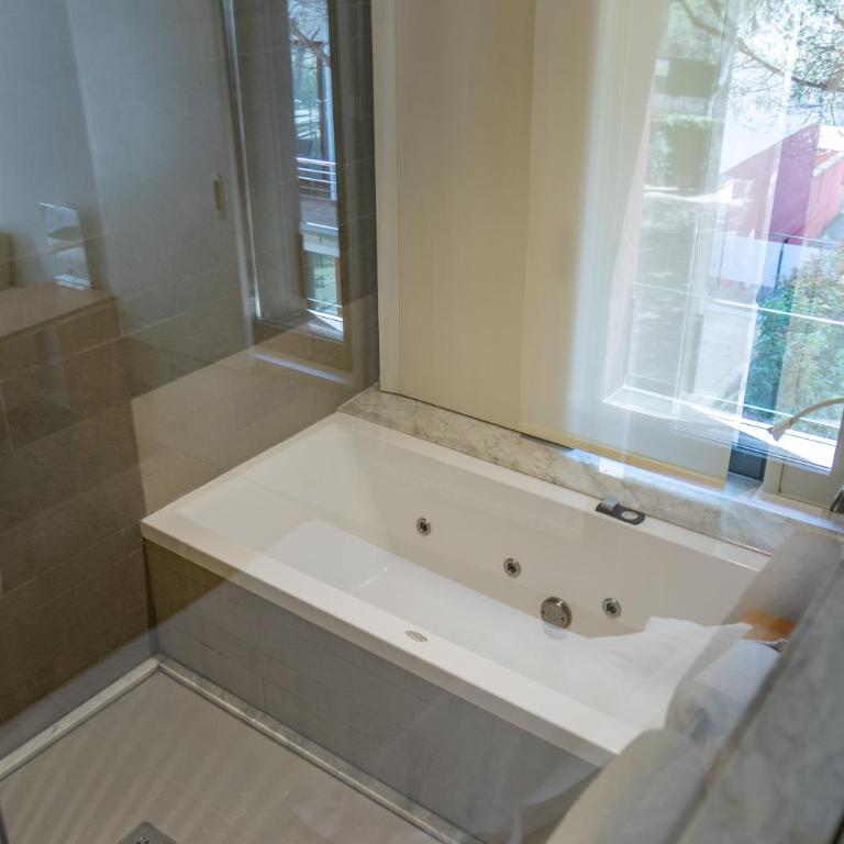 NM Suites by Escampa Hotels - Suite con bañera de hidromasaje - 4
