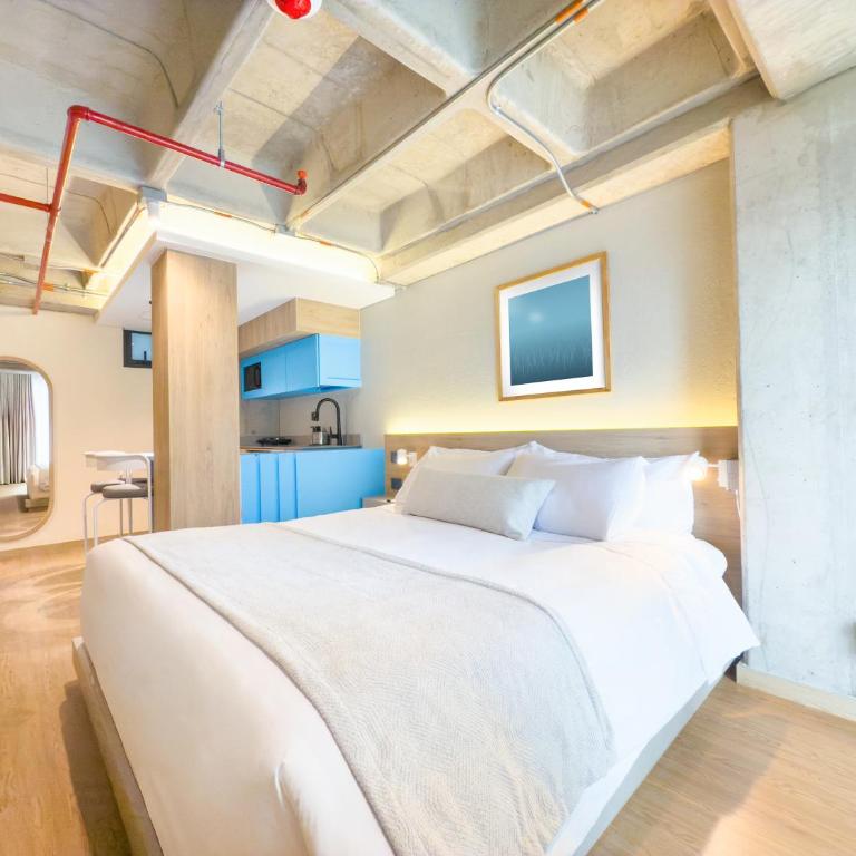 Hotel Once22 - Suite with Balcony - 1