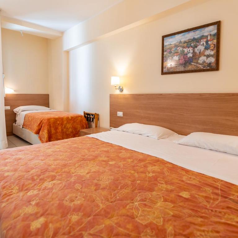 Hotel Majorca sul Mare in centro a Riccione con Area Fitness - Triple Room with Balcony - 14
