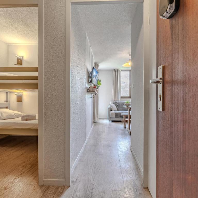 Cosy Family Flat - Heart of Val Thorens, Balcony with Mountain Views - Résidence le Joker - Apartment - 10