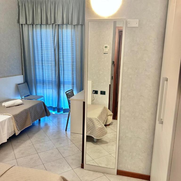 Hotel Residence Mondial - Camera Doppia con Letti Singoli - 3