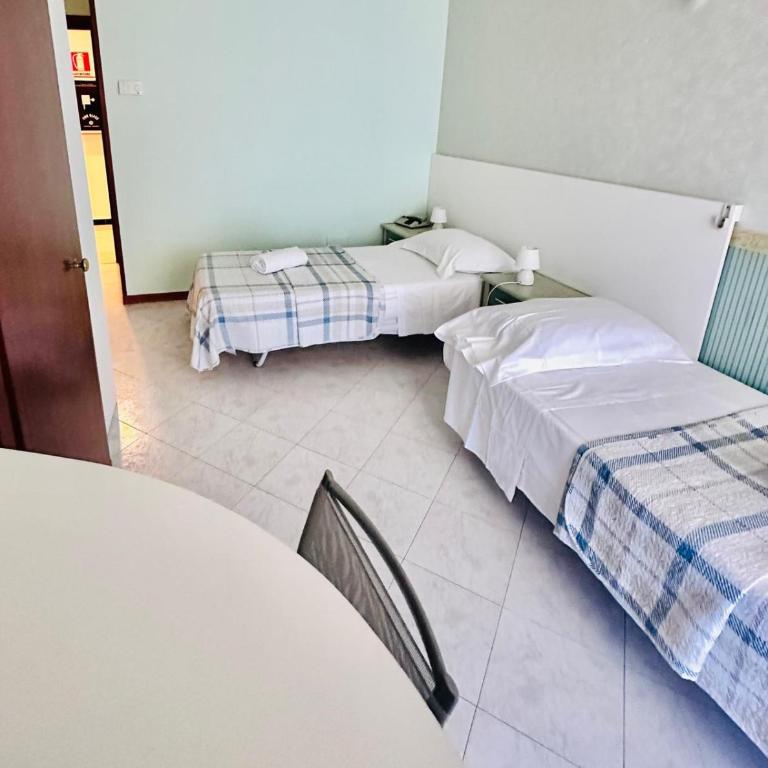 Hotel Residence Mondial - Camera Doppia con Letti Singoli - 1