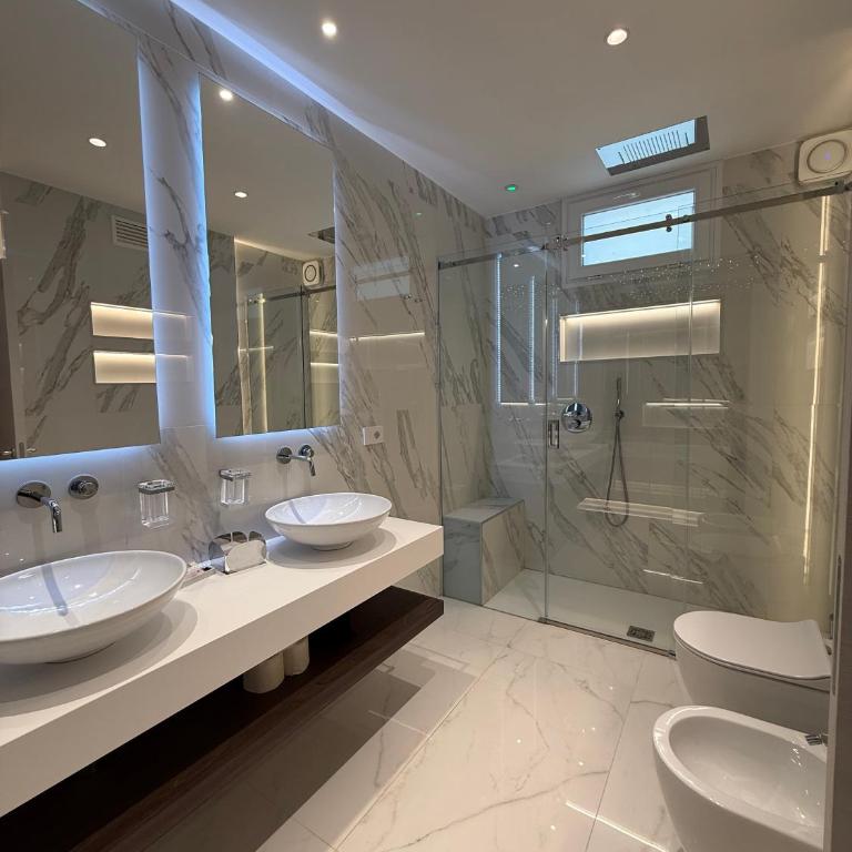 Saretta Luxury Suites - Queen Room with Spa Bath - 4