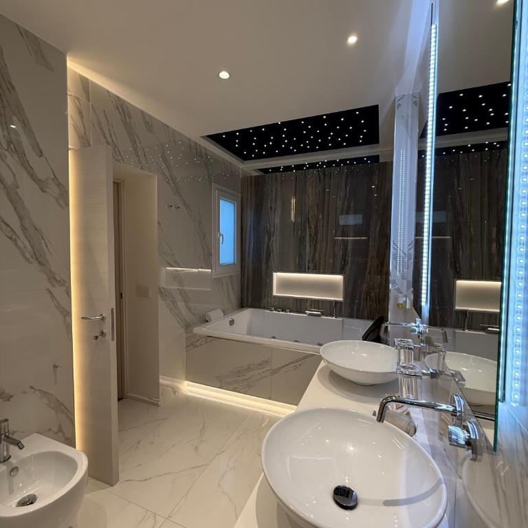 Saretta Luxury Suites - Queen Room with Spa Bath - 14