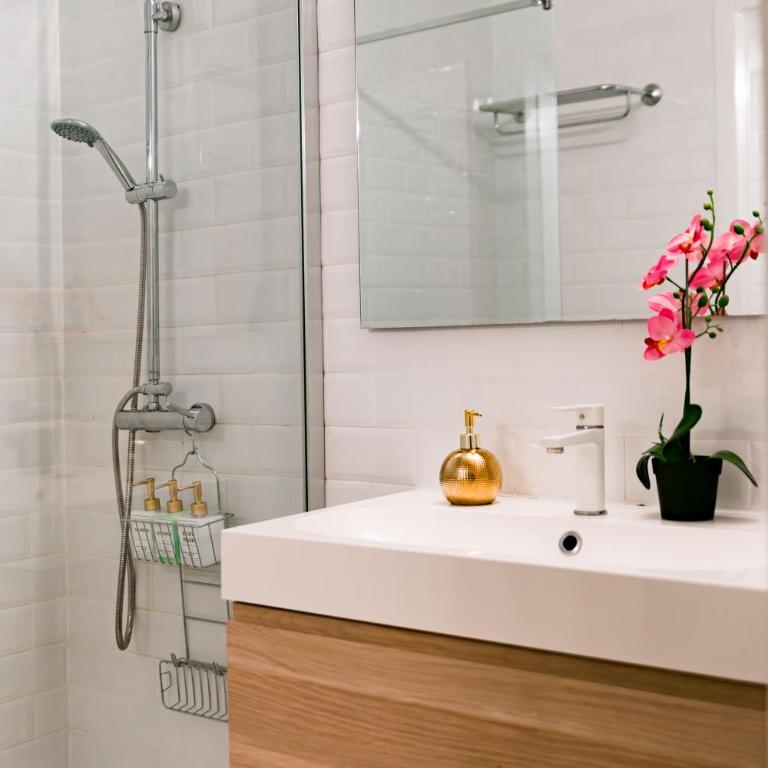 Cozy Suite next to Plaza del Ayuntamiento - One-Bedroom Apartment - 17