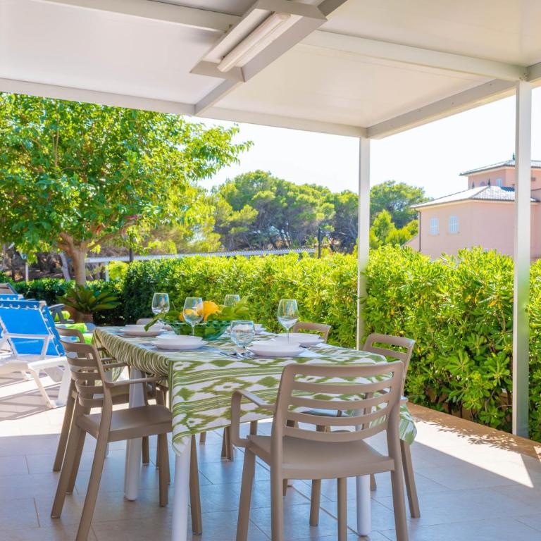Joan - Three-Bedroom House - 4