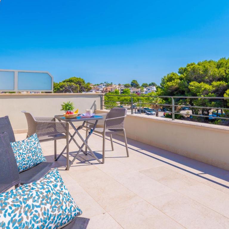 Joan - Three-Bedroom House - 33