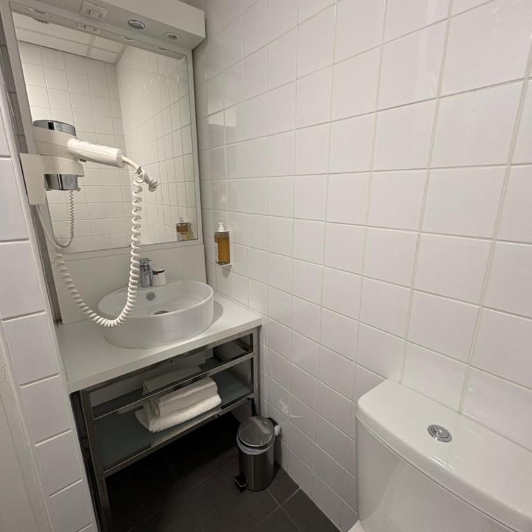 greet hotel Lille Gare Flandres - Groupe Accor - Chambre Pop avec 2 Lits Simples (ou 1 Lit King-Size) - Sans Ascenseur - 4