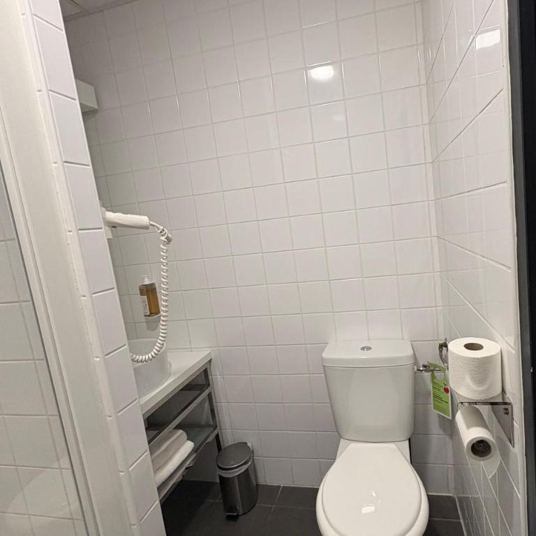 greet hotel Lille Gare Flandres - Groupe Accor - Chambre Pop avec 2 Lits Simples (ou 1 Lit King-Size) - Sans Ascenseur - 5