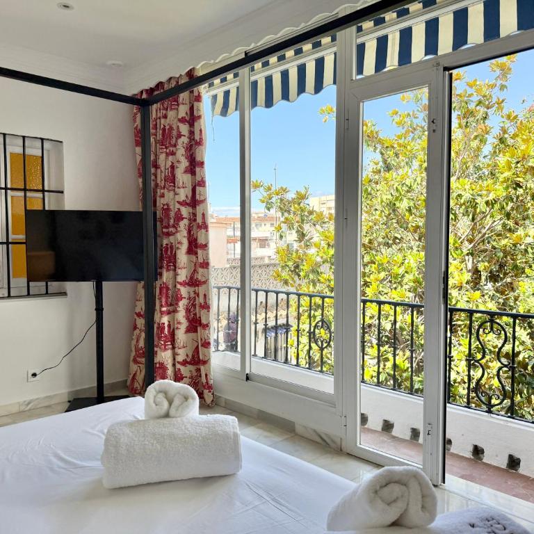 La Clé Boutique Hotel Old Town Marbella - Habitación con cama grande y balcón - 6