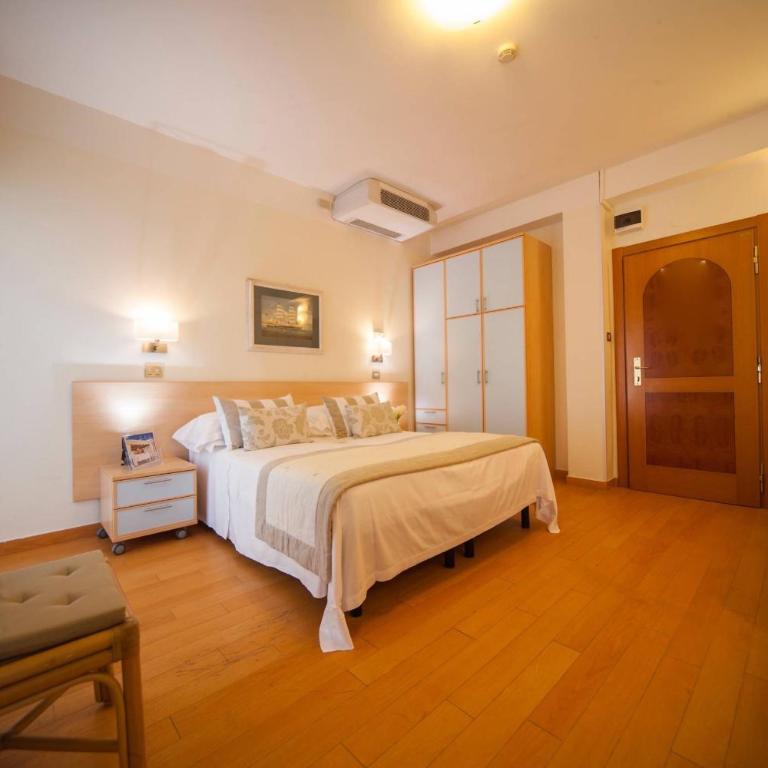 Hotel Mon Cheri - Comfort Quadruple Room with lateral sea view - 11