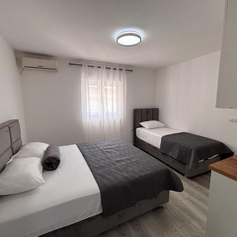 Harasani apartments - Trokrevetna Soba sa Terasom - 1