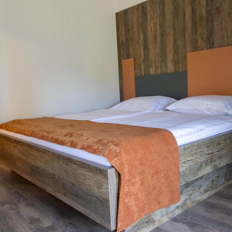 Apartments and Rooms Villa Majestic - Three-Bedroom Apartment with Water View - 13