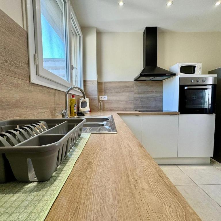 Le Sully Nest - Clim et parking - Appartement 3 Chambres avec Balcon - 6