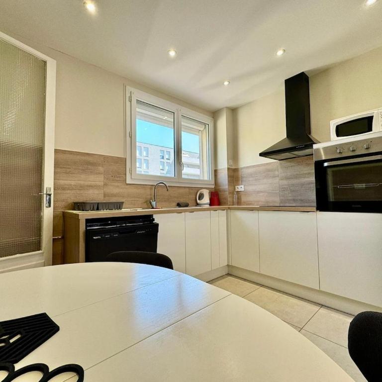 Le Sully Nest - Clim et parking - Appartement 3 Chambres avec Balcon - 41