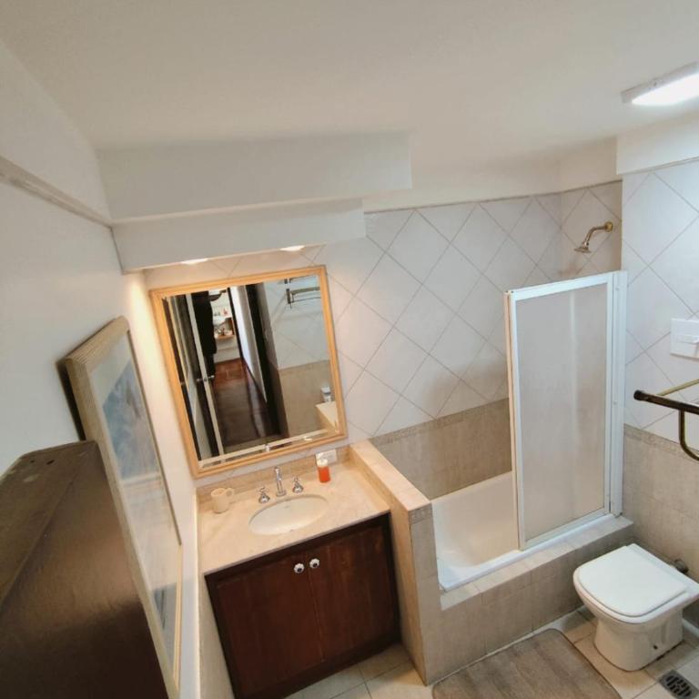 Amplio depto 4 ambientes en el centro de la ciudad - Apartamento de 3 dormitorios - 4